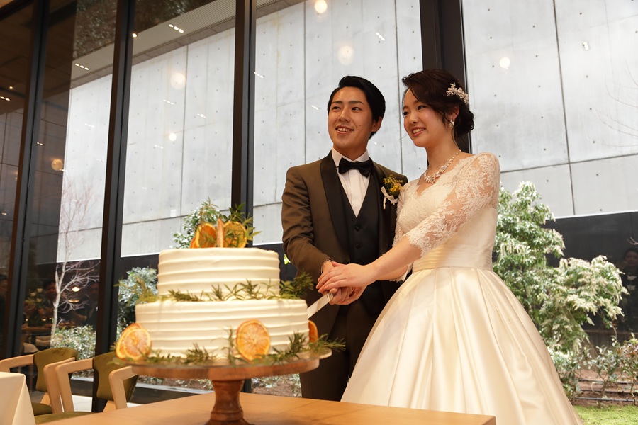 2面にわたって大きな窓が配置された景観の良さと、沢山の自然光とともに優しく温かい「木漏れ日」のようなウェディングを。そして、心のこもったサービスで、ここでしか味わう事の出来ないレストランウェディングをご堪能下さい。